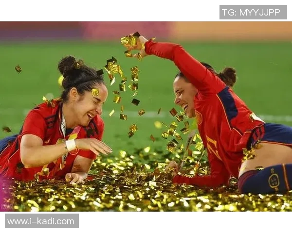 足球明星与中国女孩甜蜜亲吻瞬间引发热议,爱情跨越国界的美好故事