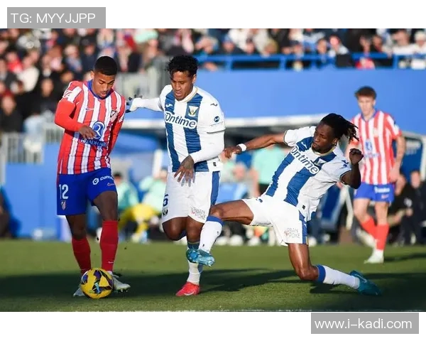 足球明星是否在央视亮相引发热议球迷期待更多精彩瞬间